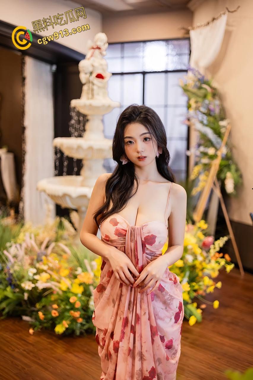 抖音网红【小熊软糖】,高颜值御姐下海黄播,全裸露脸掰逼自嗨,巨乳乳沟诱人无比,揉奶裸舞诱惑力拉满!-4