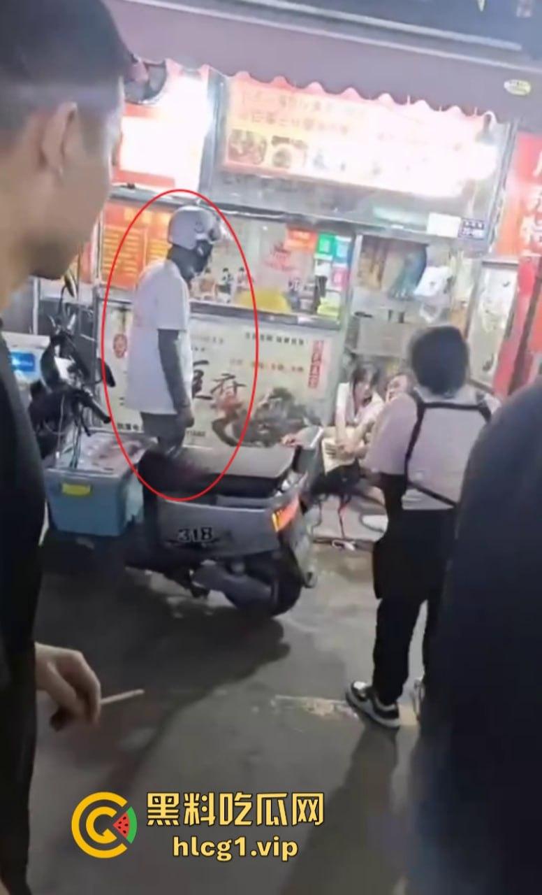 江苏宿迁蓝天市场外卖员等餐太久 拿刀刺杀饭店老板现场血流成河!-5