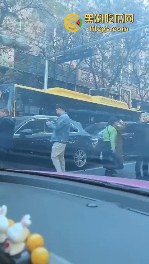 兰州公交车失控酿大祸，狂撞多车现场如战场！4人受伤，目击者吓到腿软！-5