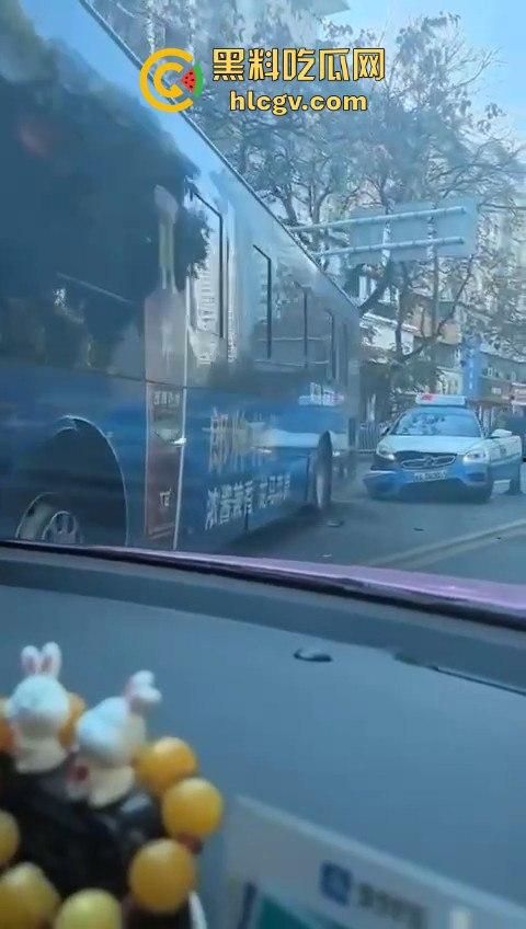 兰州公交车失控酿大祸，狂撞多车现场如战场！4人受伤，目击者吓到腿软！-11