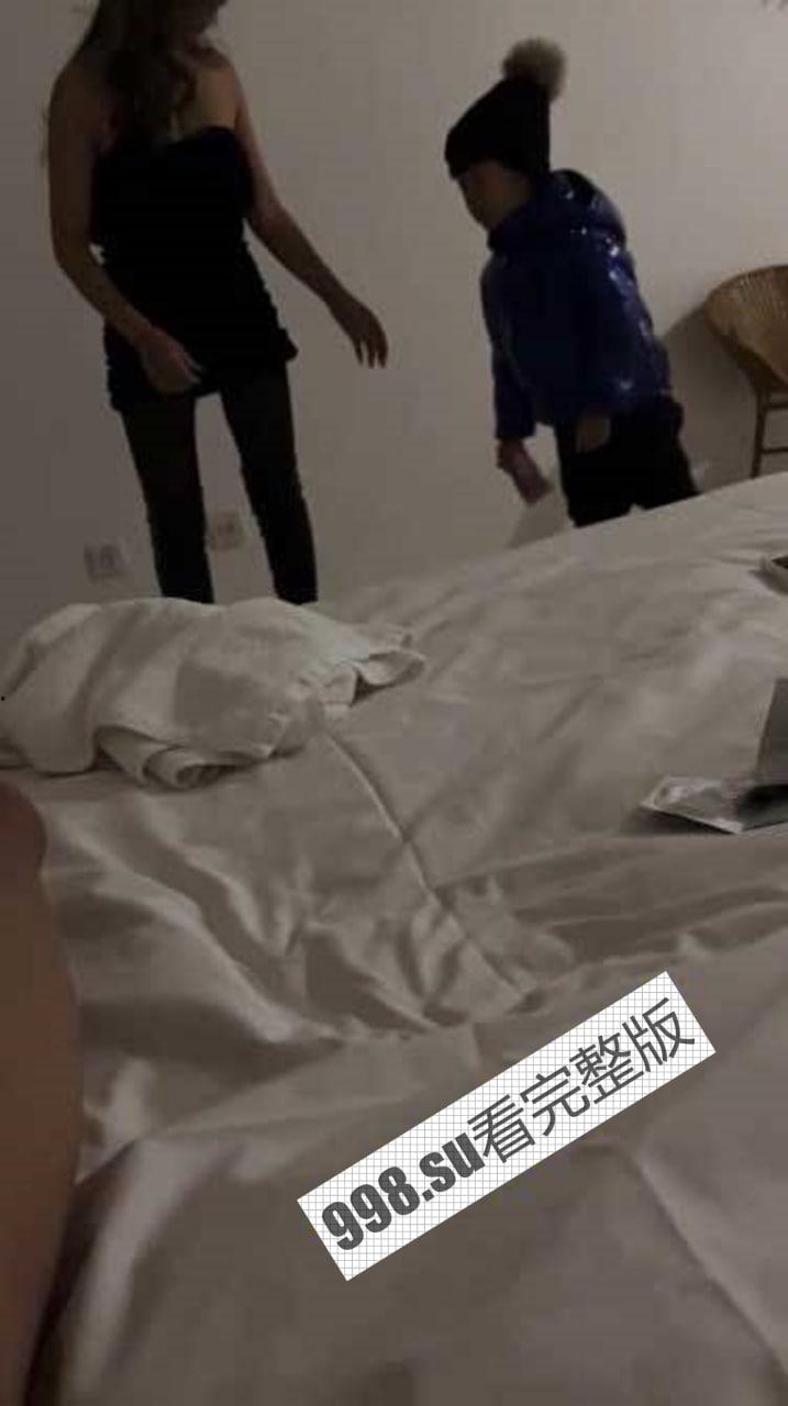 生活不易！山东青岛 极品妈妈带着儿子出来卖 一边挨操 儿子在一边捣乱-1