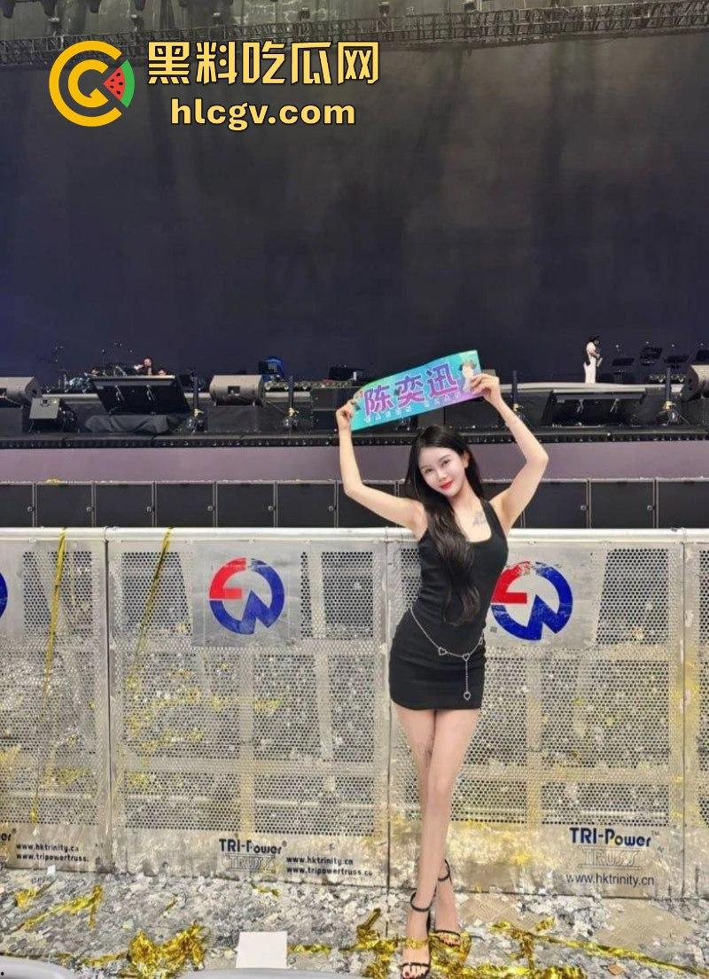 陈奕迅陪妹子去看陈奕迅演唱会 妹子陪我全垒打！这样的嫩妹真好骗一张票就搞定！-2