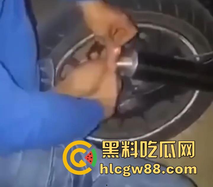 吃饱没事干 国外一男子用超长包皮包裹摩托排气管 挂空挡轰油门吹包皮 龟头都研制入味了吧！-2