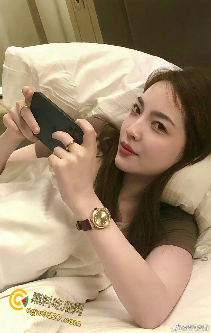 台球金牌裁判【王钟瑶】，与姐夫床上偷情，惨遭丈夫结婚当天播放，外表高冷玉女，床上母狗一只 !-1