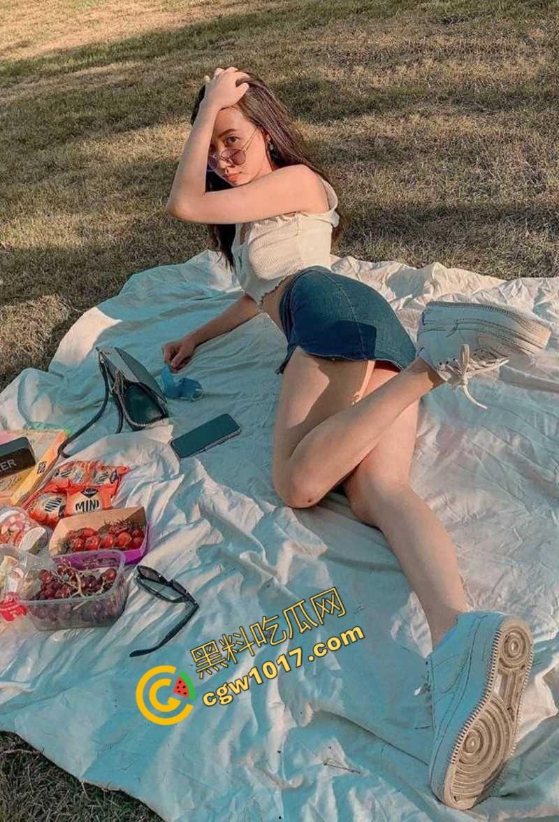 北京金融白领【韩雨婷】偷情视频爆光：日常贤妻夜间荡妇，办公室与领导交欢，深喉跪舔无下限，淫贱至极！-3